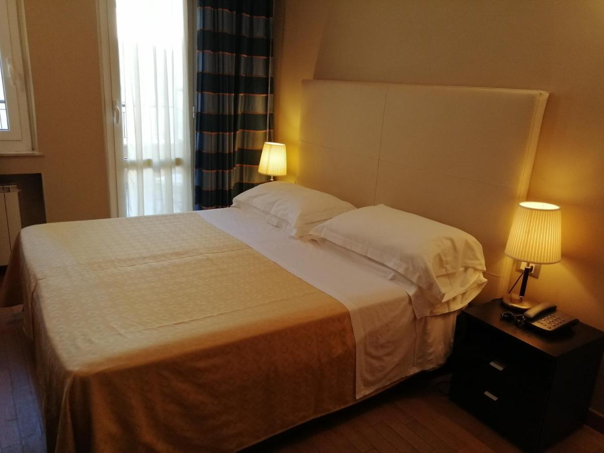 Hotel Corso Alaxi Hotels Аласио Екстериор снимка