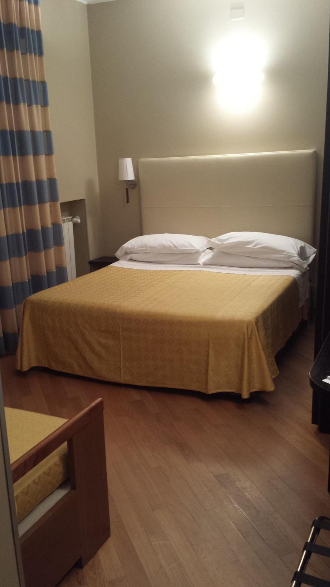 Hotel Corso Alaxi Hotels Аласио Стая снимка