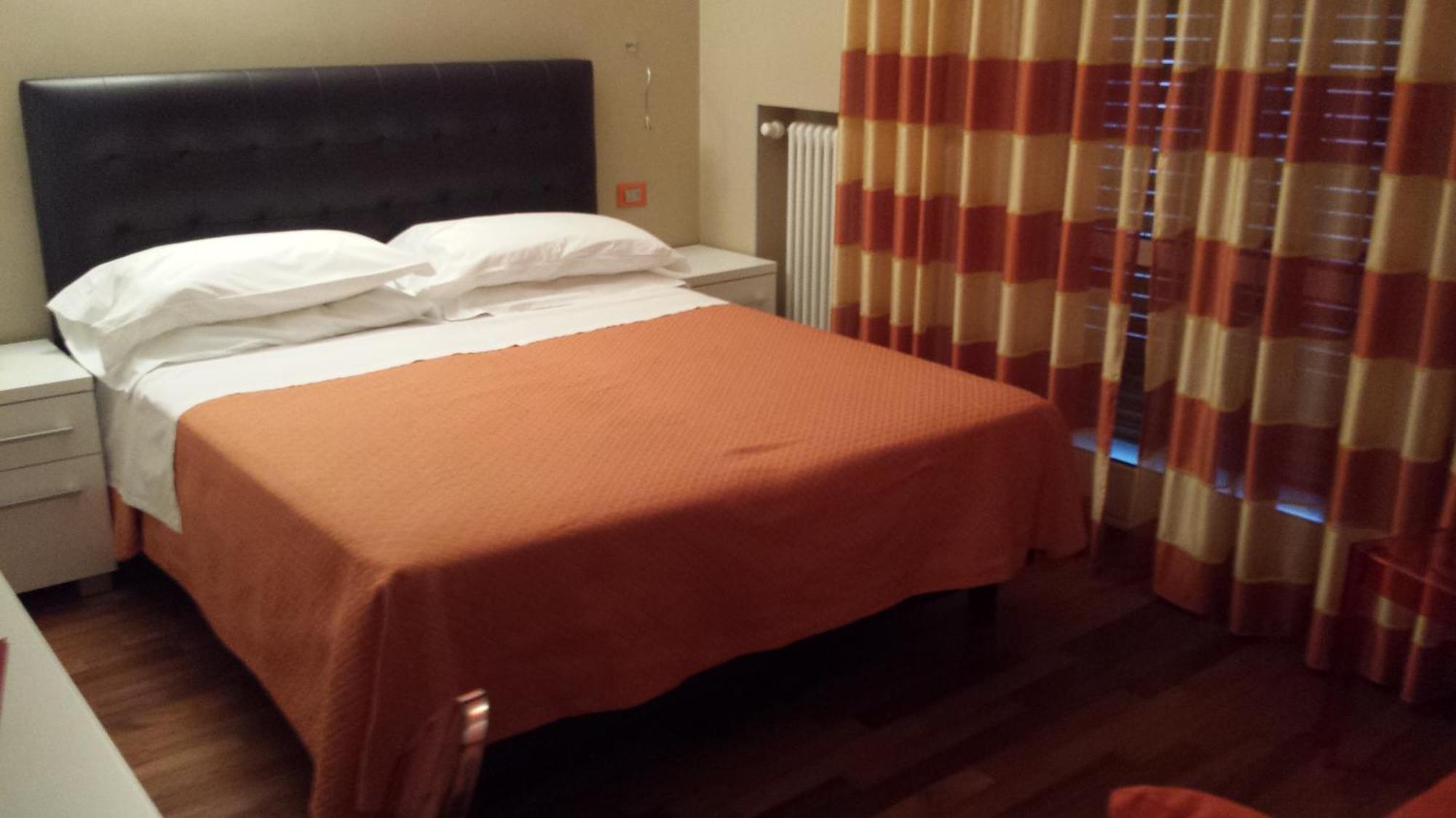 Hotel Corso Alaxi Hotels Аласио Стая снимка
