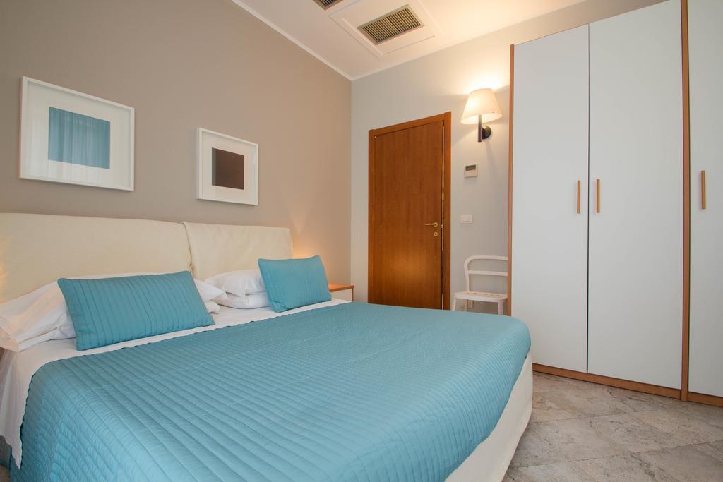 Hotel Corso Alaxi Hotels Аласио Стая снимка