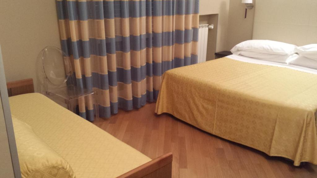 Hotel Corso Alaxi Hotels Аласио Стая снимка
